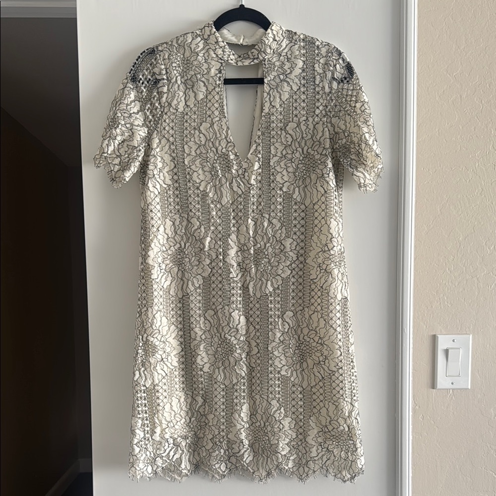 Socialite Elegant Cream Lace Dress size small